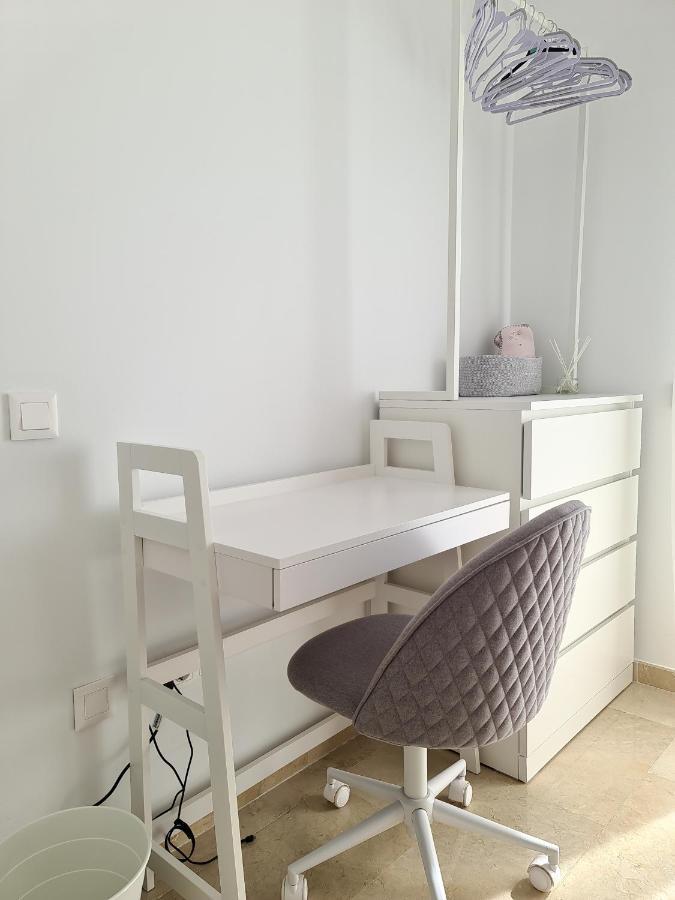 Seaside Serenity - Stylish Apartment With Spectacular Views Manilva Bagian luar foto
