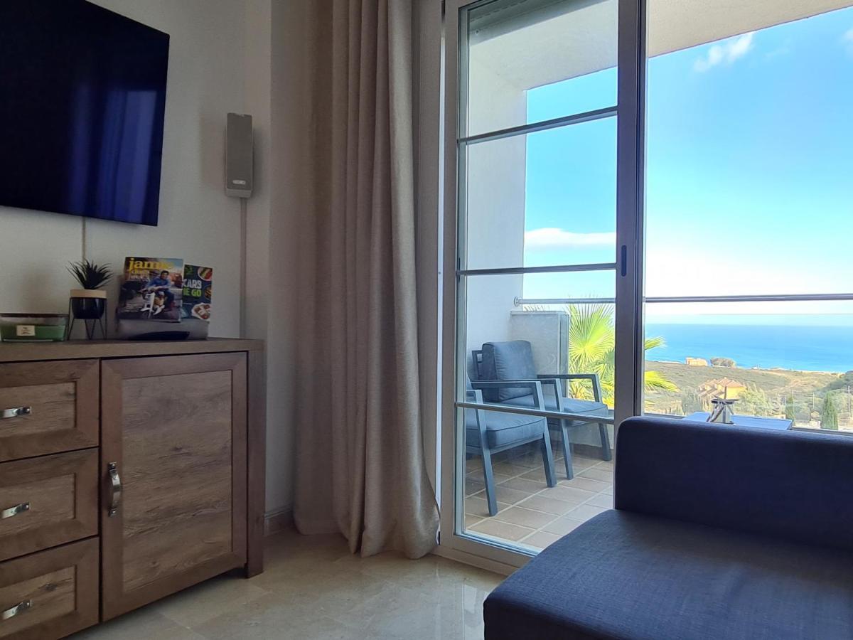 Seaside Serenity - Stylish Apartment With Spectacular Views Manilva Bagian luar foto
