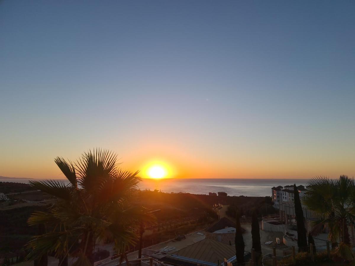 Seaside Serenity - Stylish Apartment With Spectacular Views Manilva Bagian luar foto