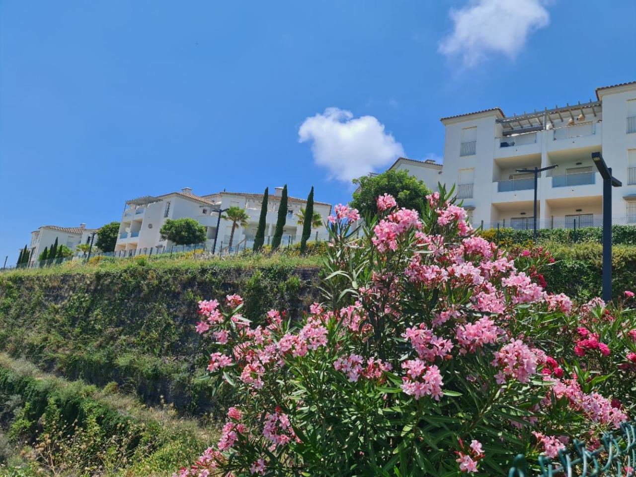 Seaside Serenity - Stylish Apartment With Spectacular Views Manilva Bagian luar foto