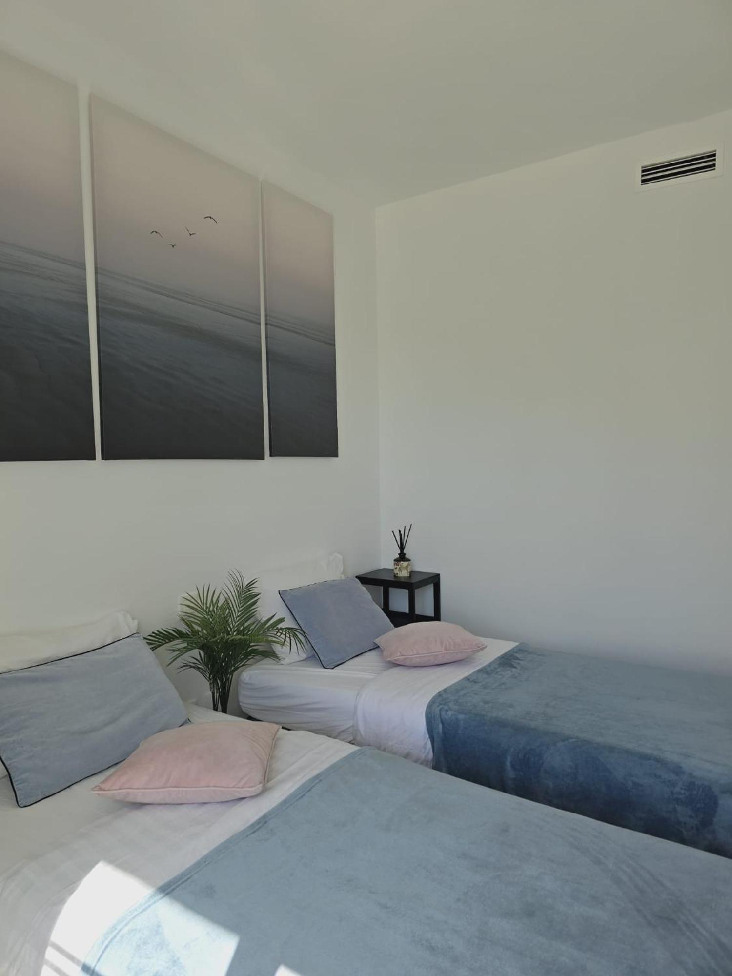 Seaside Serenity - Stylish Apartment With Spectacular Views Manilva Bagian luar foto